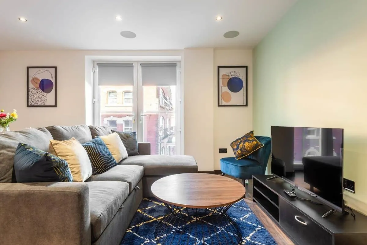 Smart 1 Bed Apartment In Central Hull Kingston upon Hull 0*,